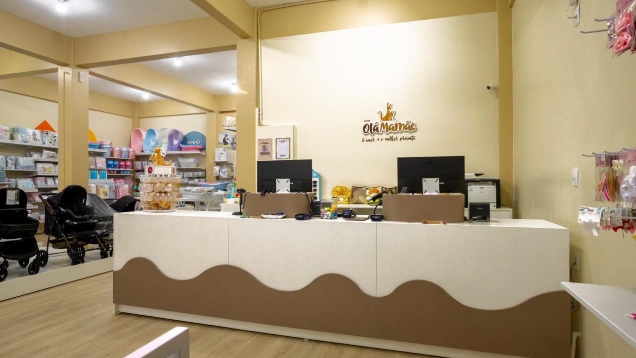 balcão de atendimento personalizado sob medida para loja de roupas infantis