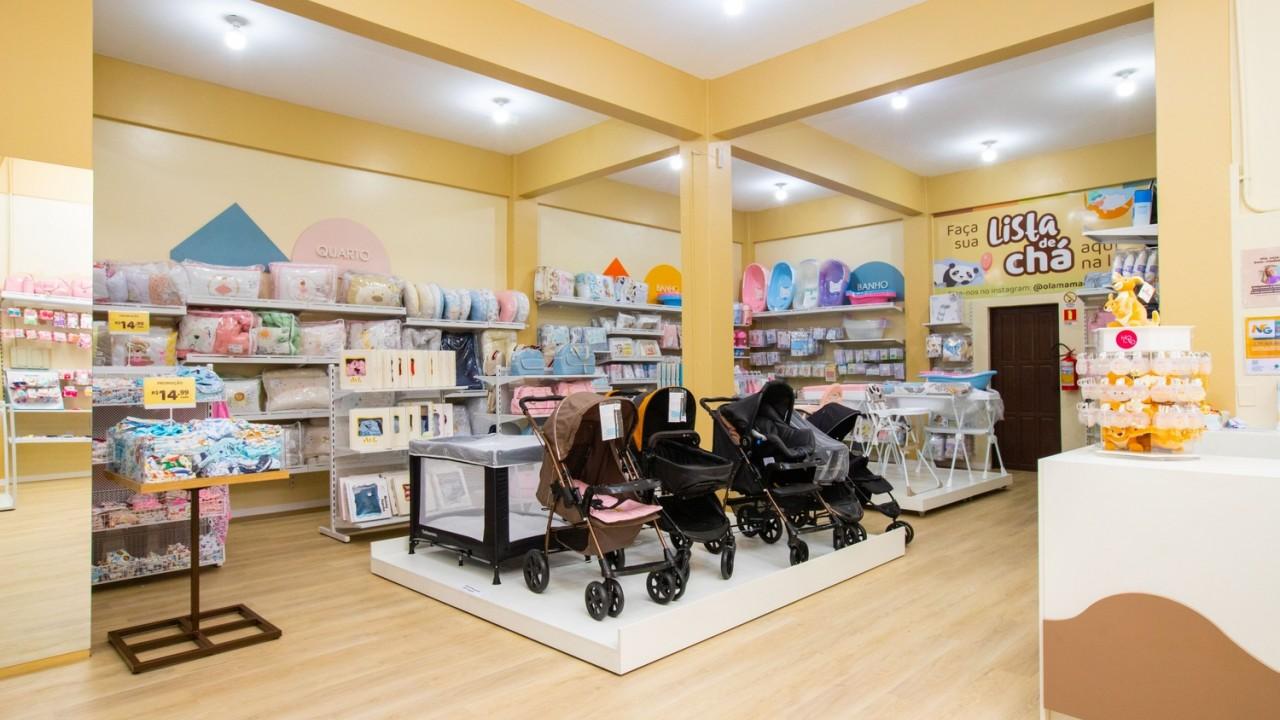 araras e expositores para roupas infantis personalizadas sob medida