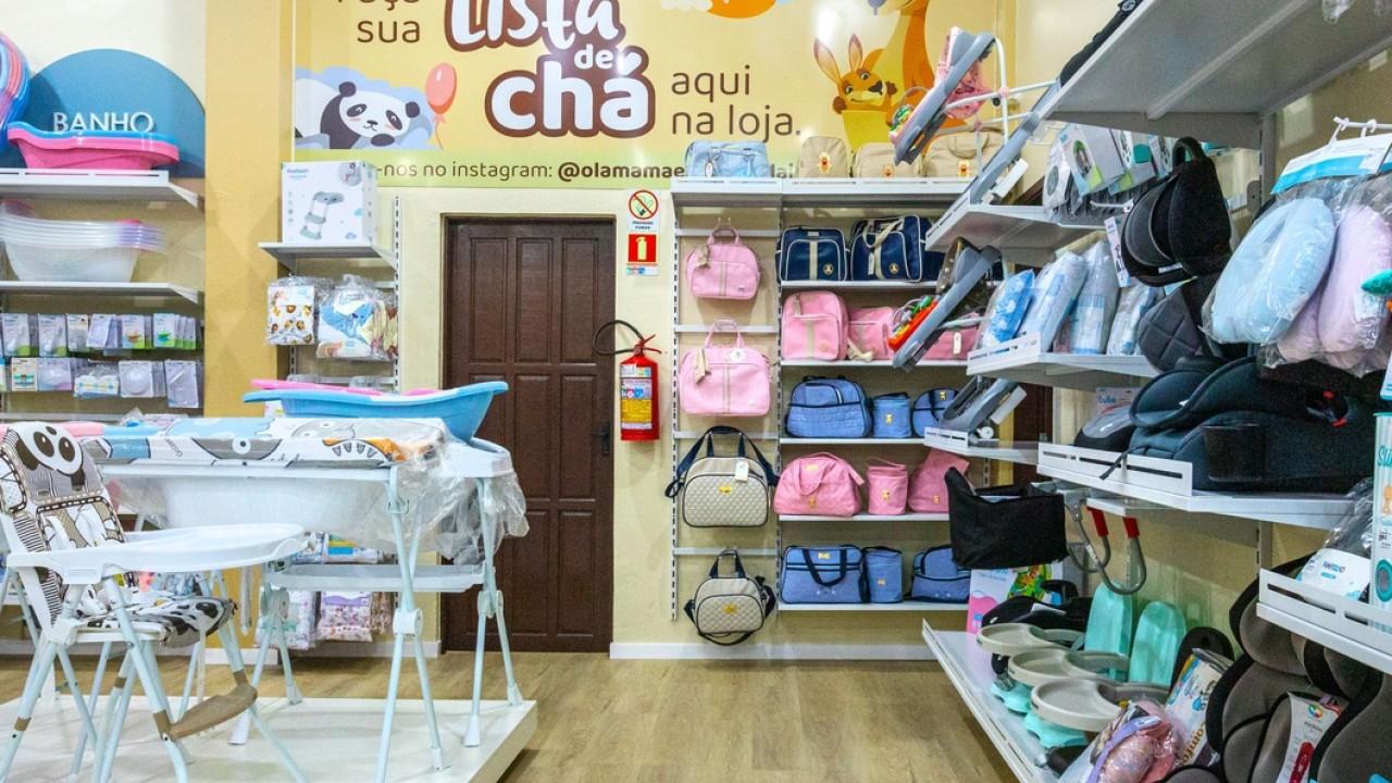 araras e expositores para roupas infantis personalizadas sob medida