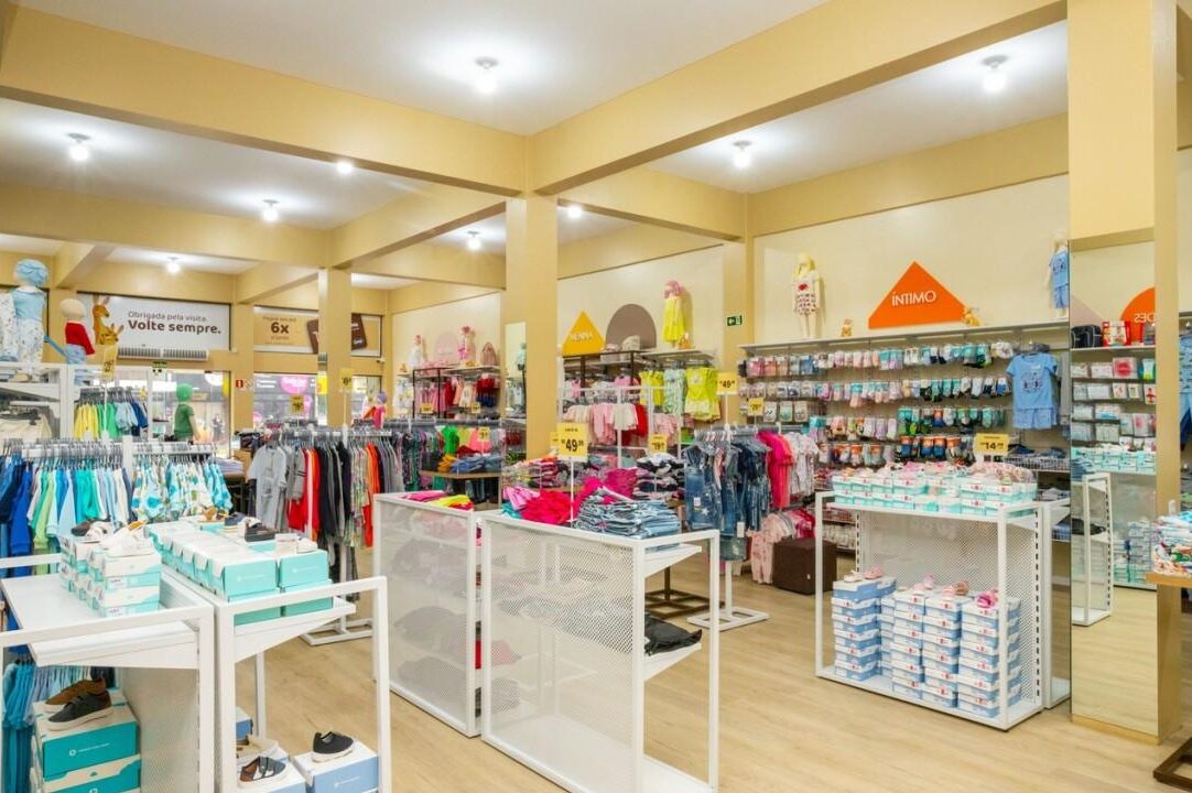 araras e expositores para roupas infantis personalizadas sob medida