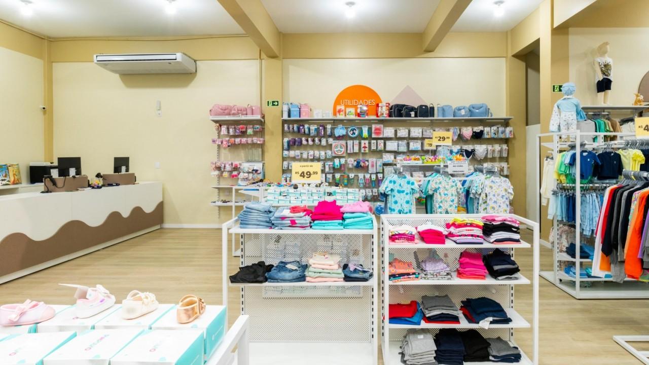 araras e expositores para roupas infantis personalizadas sob medida