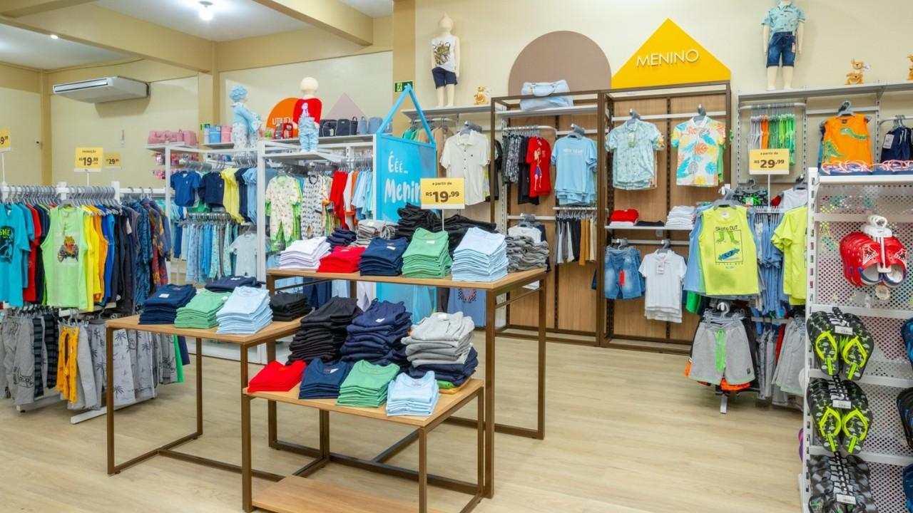 araras e expositores para roupas infantis personalizadas sob medida
