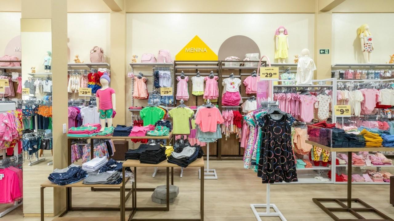 araras e expositores para roupas infantis personalizadas sob medida
