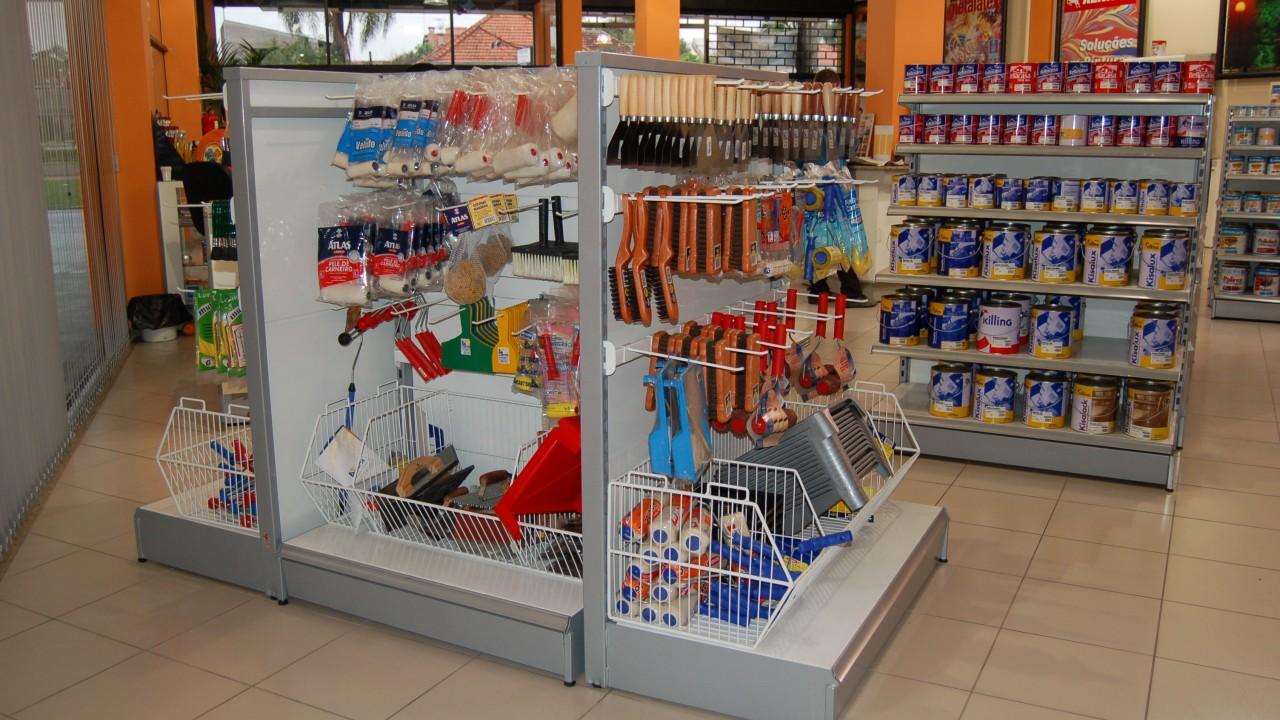prateleiras e gôndolas para ferramentas e pincéis