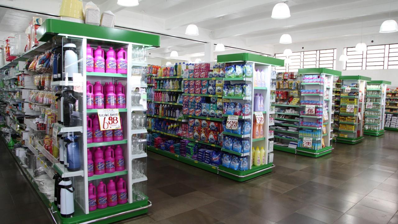Gôndolas de supermercado e padarias