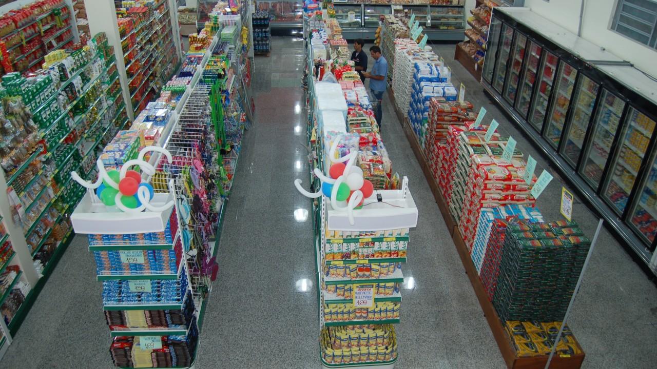 prateleira e gôndola de supermercado