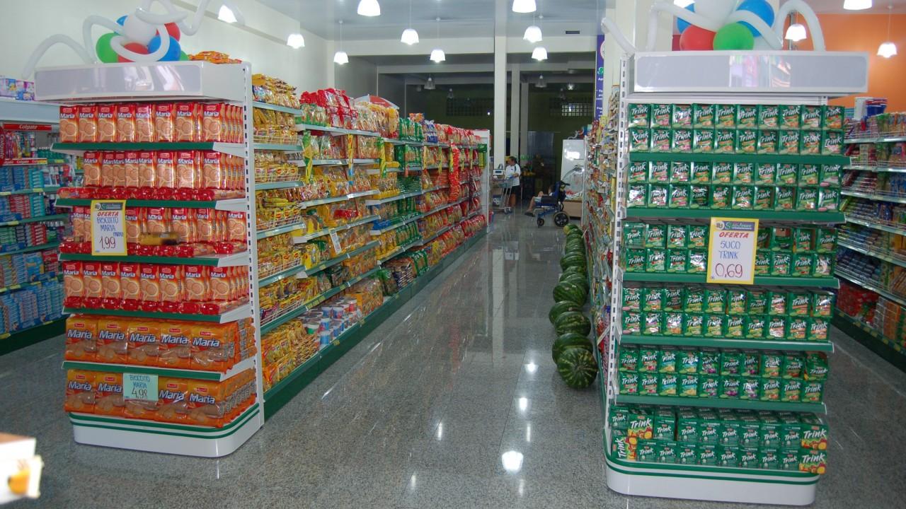 prateleiras e gôndolas de supermercado