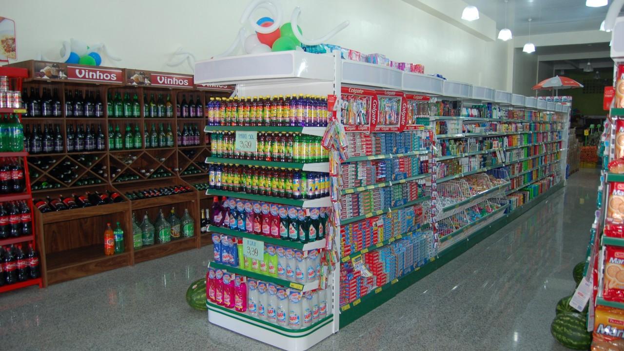 prateleiras e gôndolas de supermercado