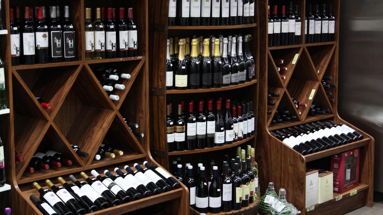 Expositor de vinhos pra supermercado