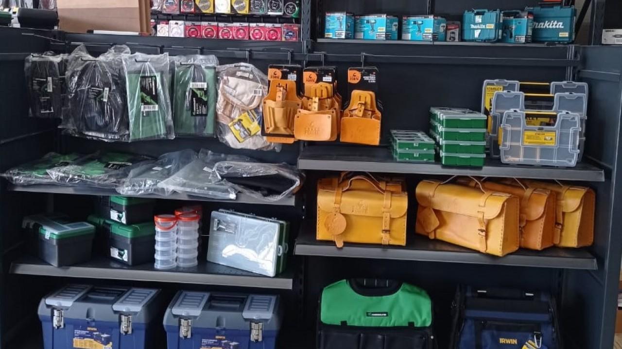 prateleiras para ferramentas em loja de materiais de construção