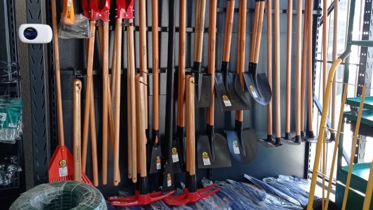 expositor para ferramentas e pás e enxadas e picaretas
