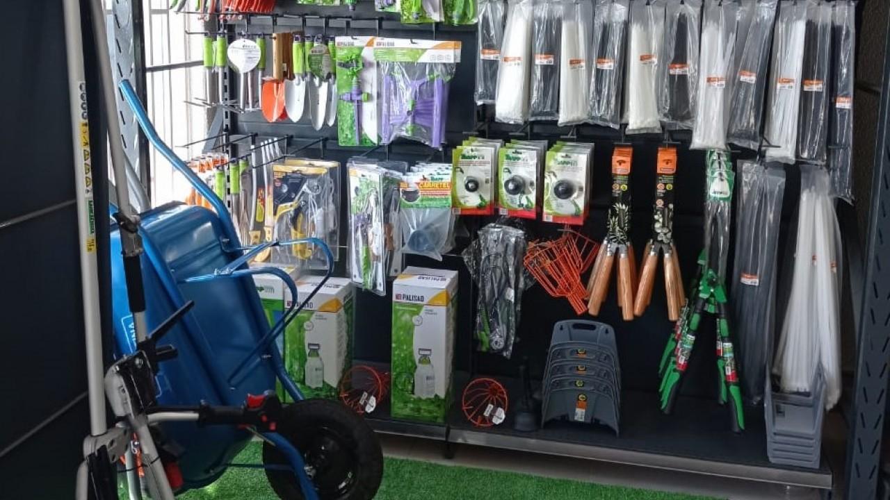 prateleiras e gôndolas para ferramentas