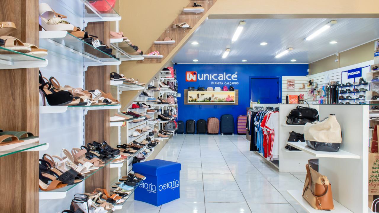 prateleiras e expositores de calçados e roupas para loja