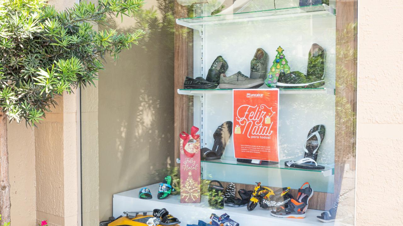 prateleiras e expositores de calçados para loja