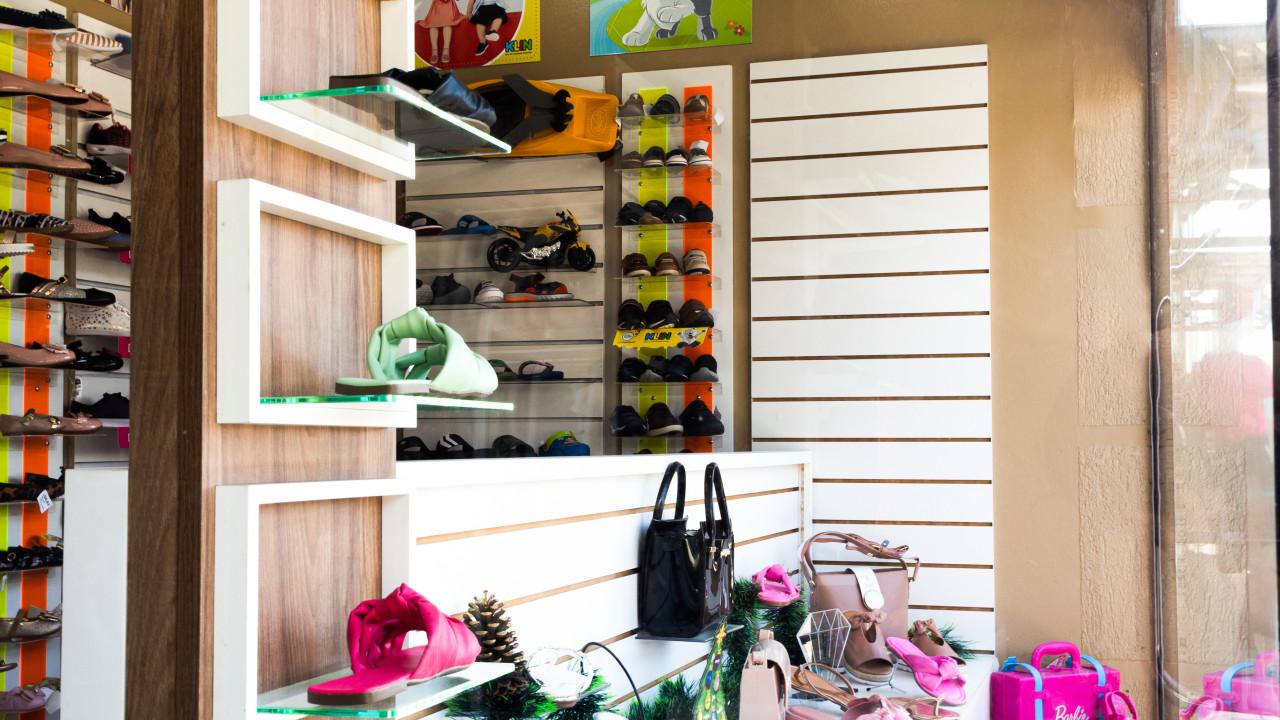 prateleiras e expositores de calçados para loja
