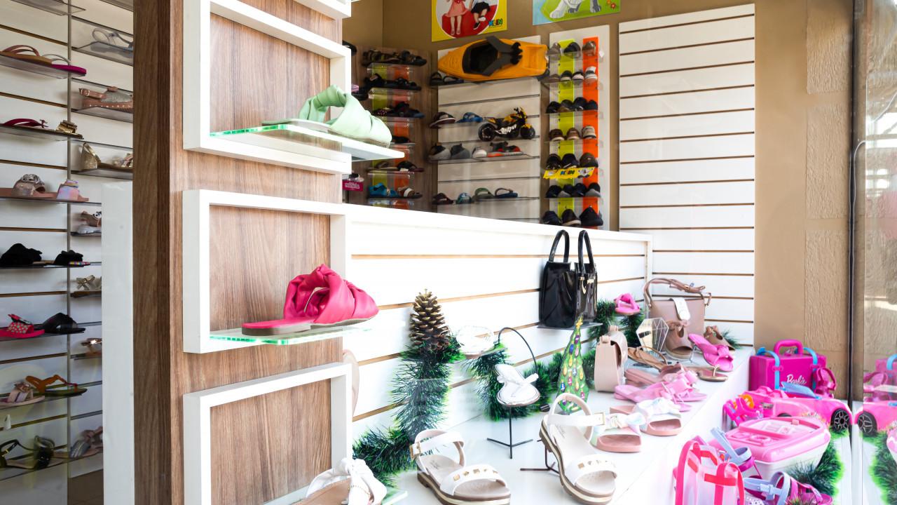 prateleiras e expositores de calçados para loja