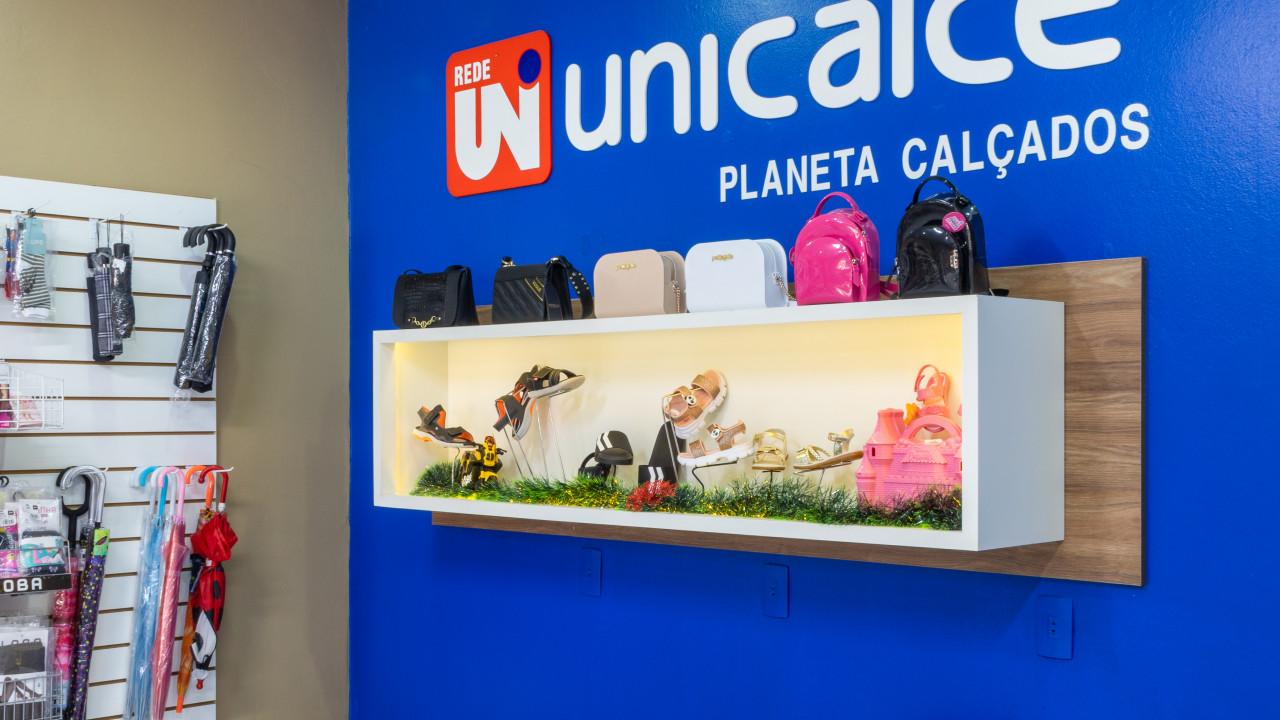 prateleiras e expositores de calçados para loja