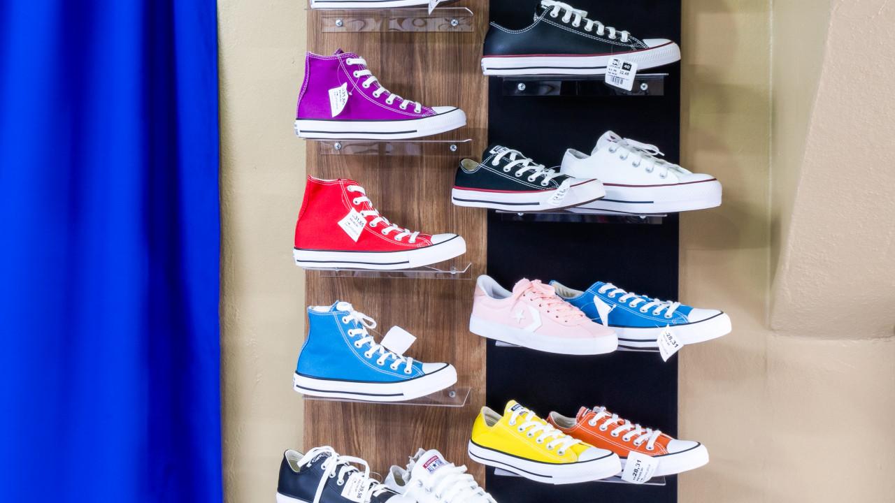 prateleiras e expositores de calçados para loja