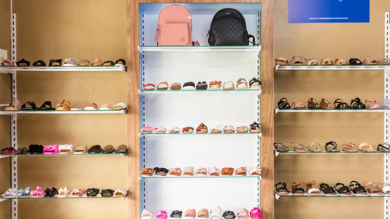 prateleiras e expositores de calçados para loja