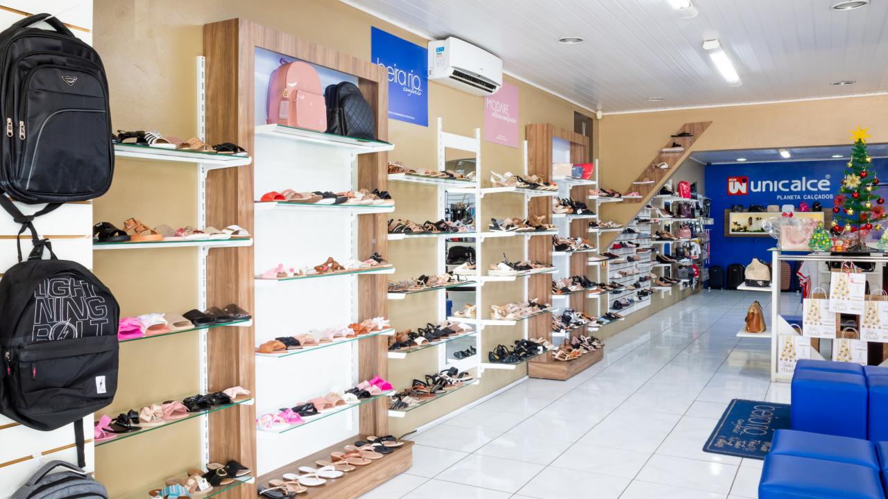 prateleiras e expositores de calçados para loja