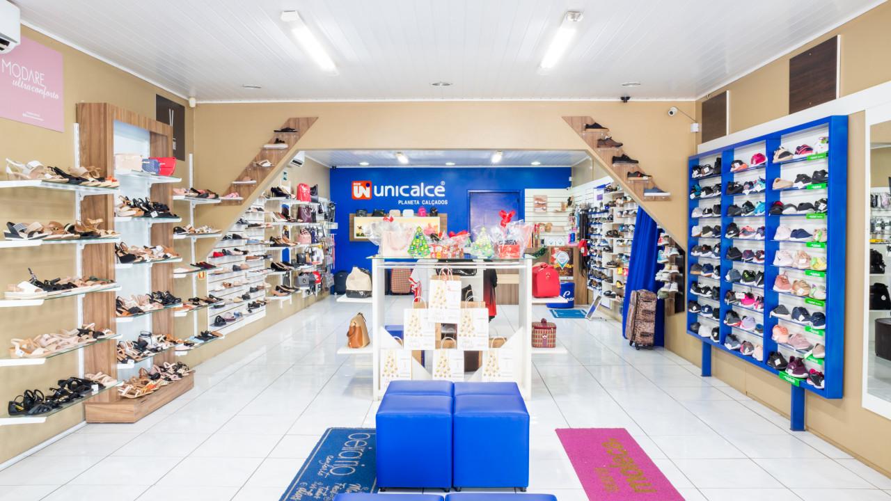 prateleiras e expositores de calçados para loja