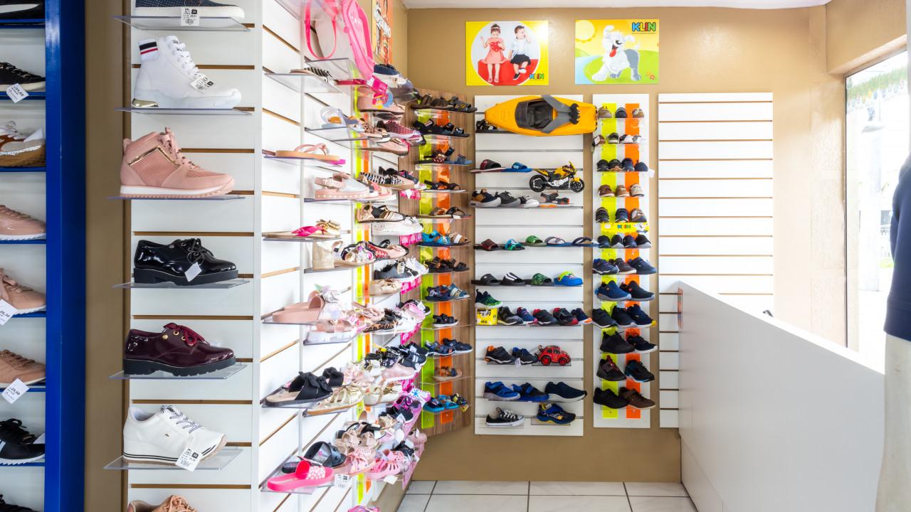 prateleiras e expositores de calçados para loja