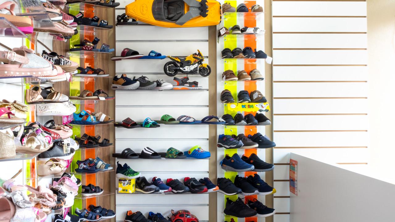 prateleiras e expositores de calçados para loja