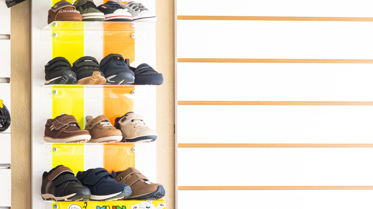 prateleiras e expositores de calçados para loja