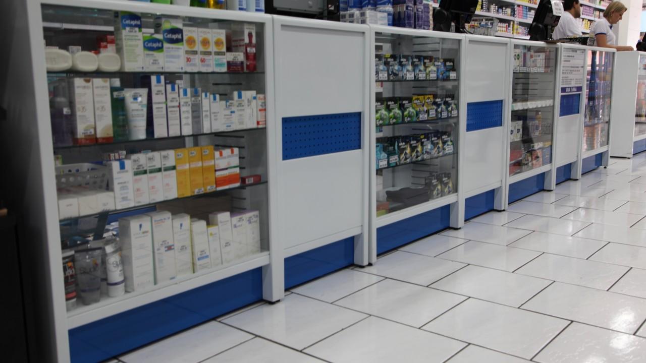 balcão de atendimento e exposição para farmácia