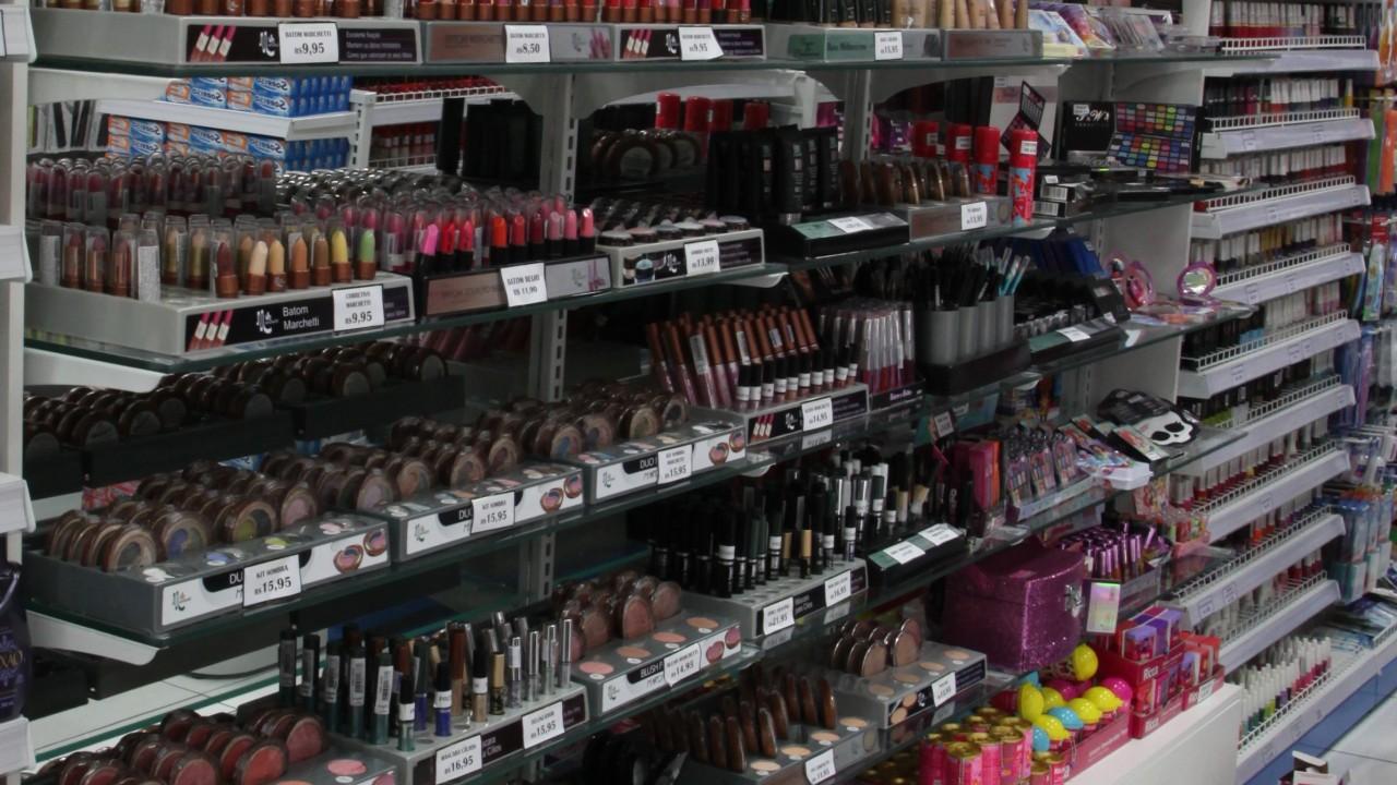 prateleiras e gôndolas para cosméticos