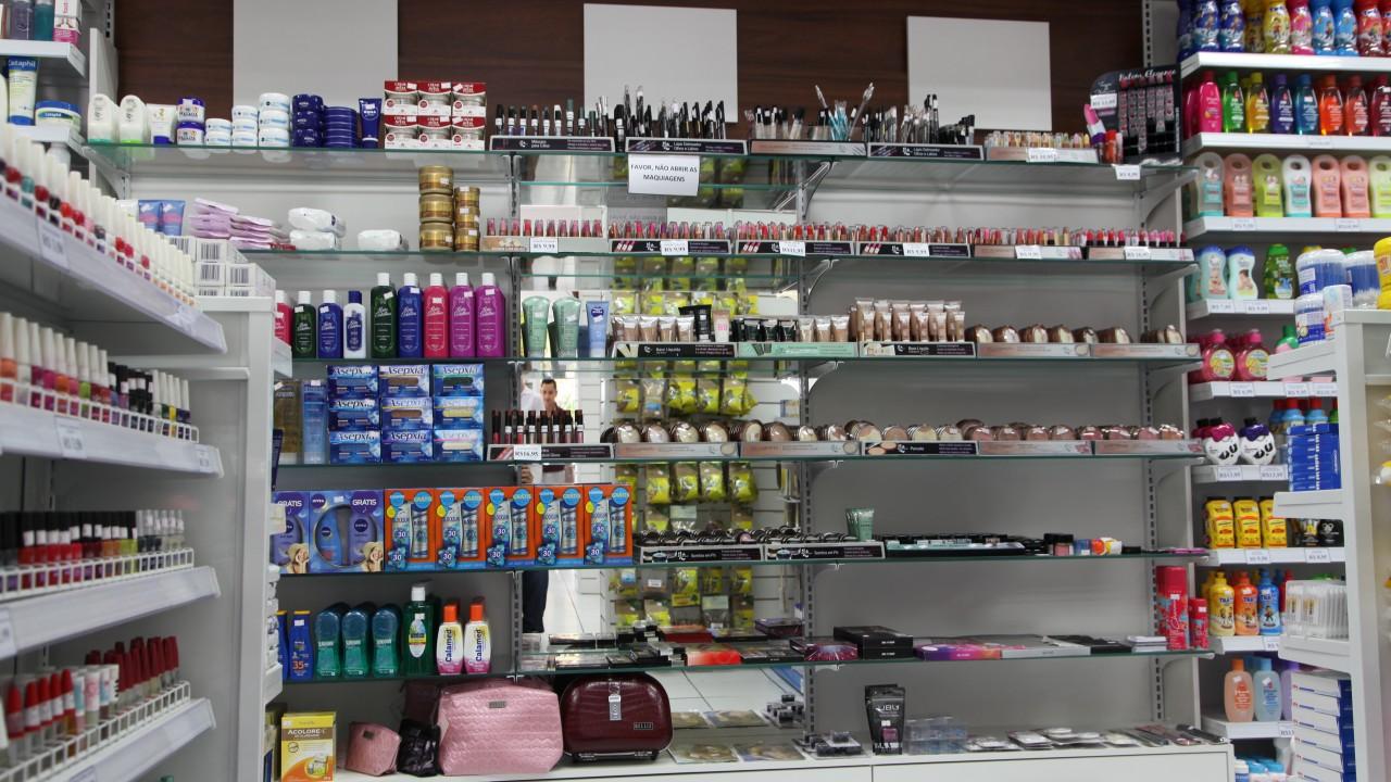prateleiras e gôndolas para cosméticos