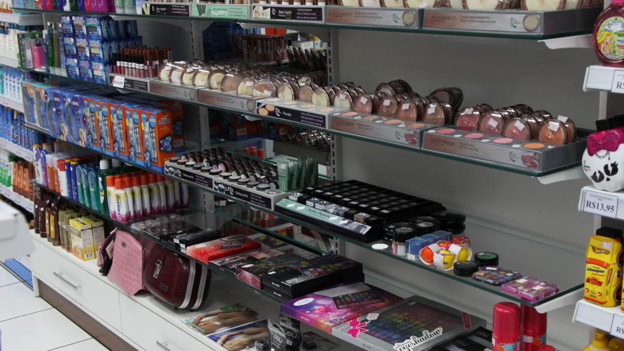prateleiras e gôndolas para cosméticos