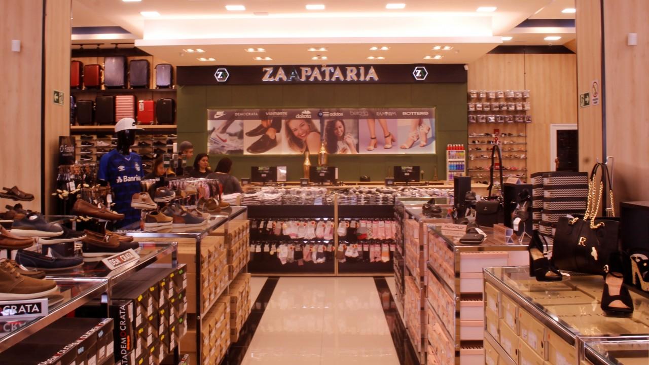 prateleiras e expositores de calçados para loja
