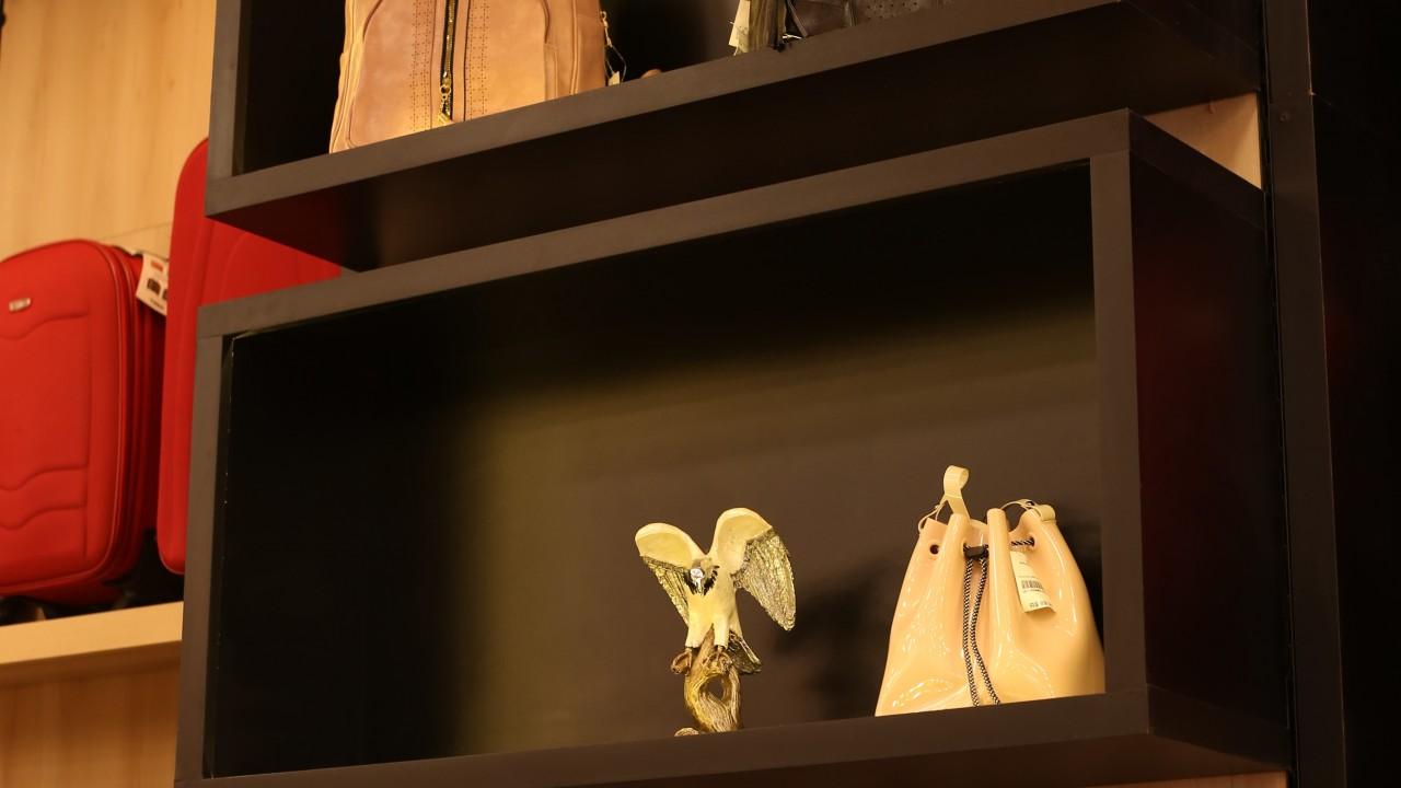 prateleiras e expositores de acessórios para loja