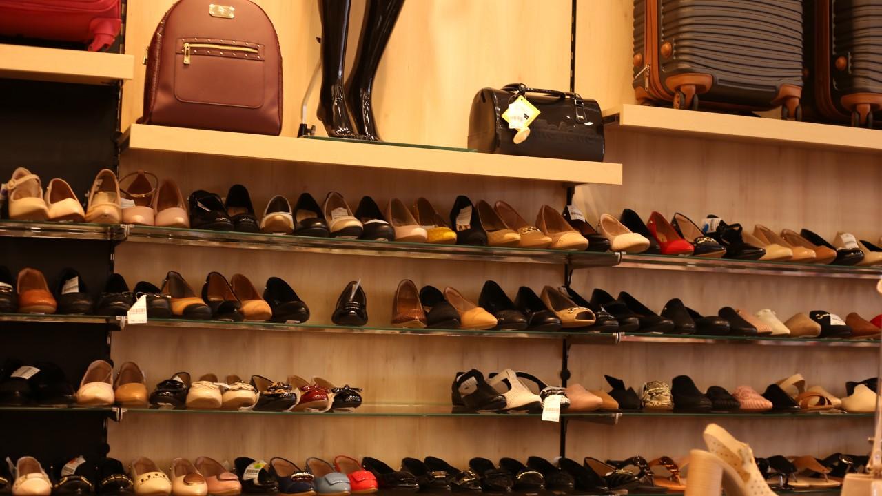 prateleiras de calçados e acessórios para loja