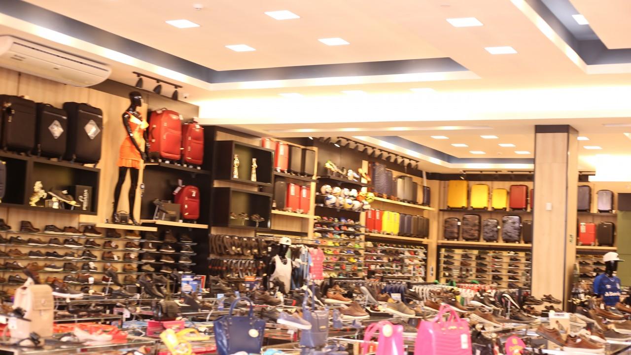 prateleiras e expositores de roupas e calçados para loja